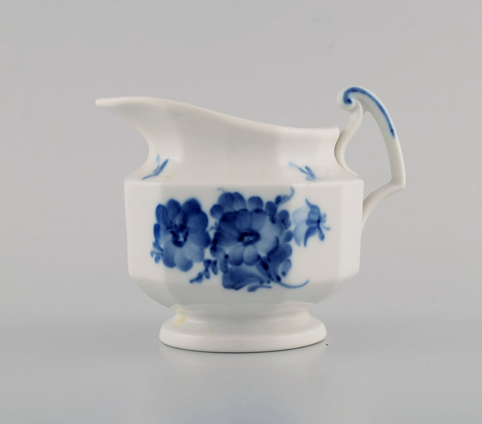 Four Royal Copenhagen Blue Flower Angular coffee cups with saucers and creamer. 1960s. - 6