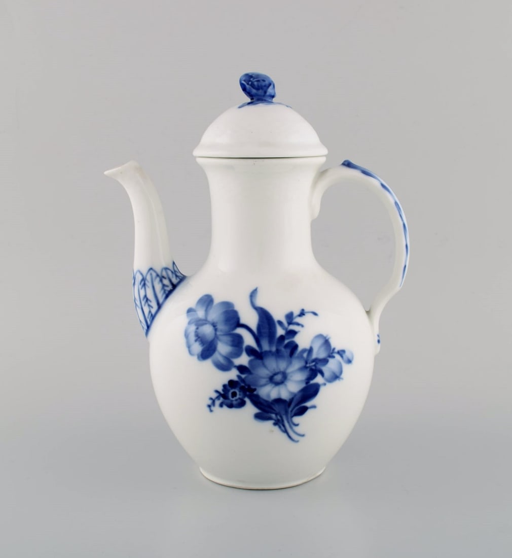Royal Copenhagen Blue Flower Braided coffee pot. Model number 10/8189.: Title: Royal Copenhagen Blue Flower Braided coffee pot. Model number 10/8189. Description: Royal Copenhagen Blue Flower Braided coffee pot. Model number 10/8189. Measures: 24 x 18 cm. In excellent