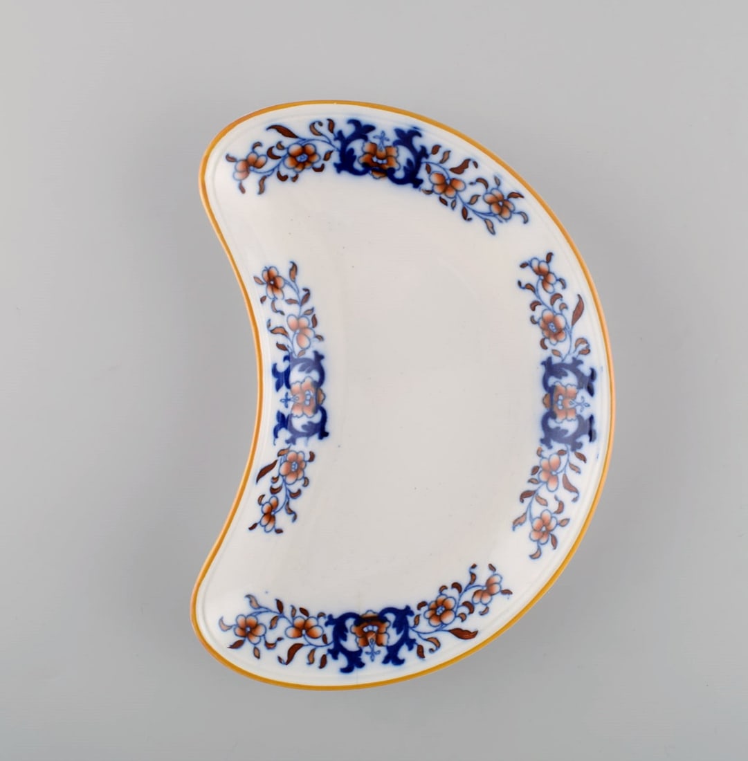 Mintons, England. Five antique bowls in hand-painted faience. Chinese style, early 20th century. - 4
