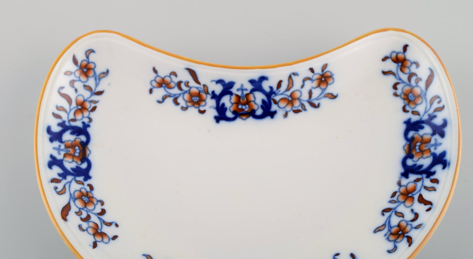 Mintons, England. Five antique bowls in hand-painted faience. Chinese style, early 20th century. - 6
