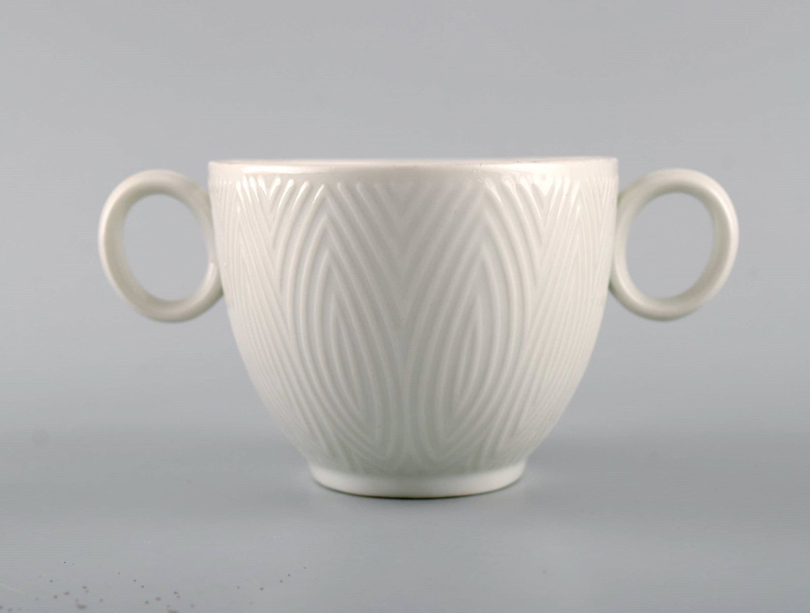 Royal Copenhagen. Salto Service, White. Sauce bowl. 1960s.: Title: Royal Copenhagen. Salto Service, White. Sauce bowl. 1960s. Description: Royal Copenhagen. Salto Service, White. Sauce bowl. 1960s. Measures: 17 x 15.5 x 8 cm. In excellent condition. 1st factor