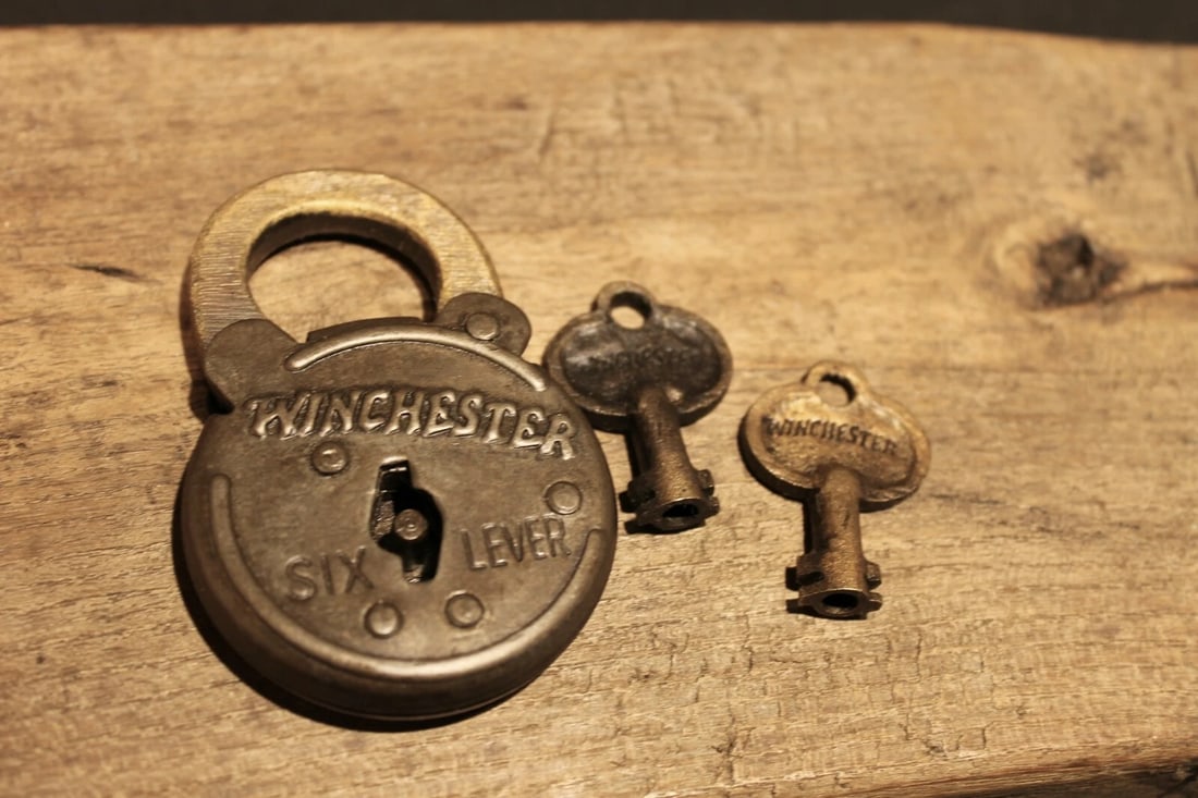 Cast Iron Winchester Firearms Ammo Box Padlock Lock & Key - 2