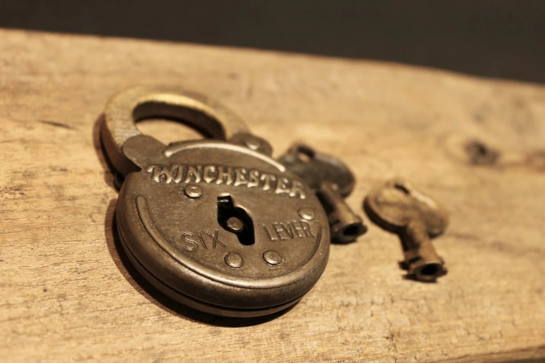 Cast Iron Winchester Firearms Ammo Box Padlock Lock & Key - 4