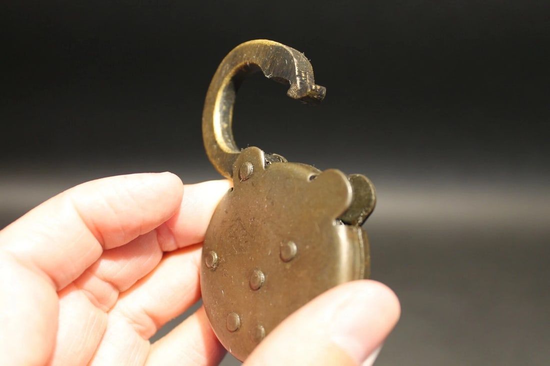 Cast Iron Winchester Firearms Ammo Box Padlock Lock & Key - 6