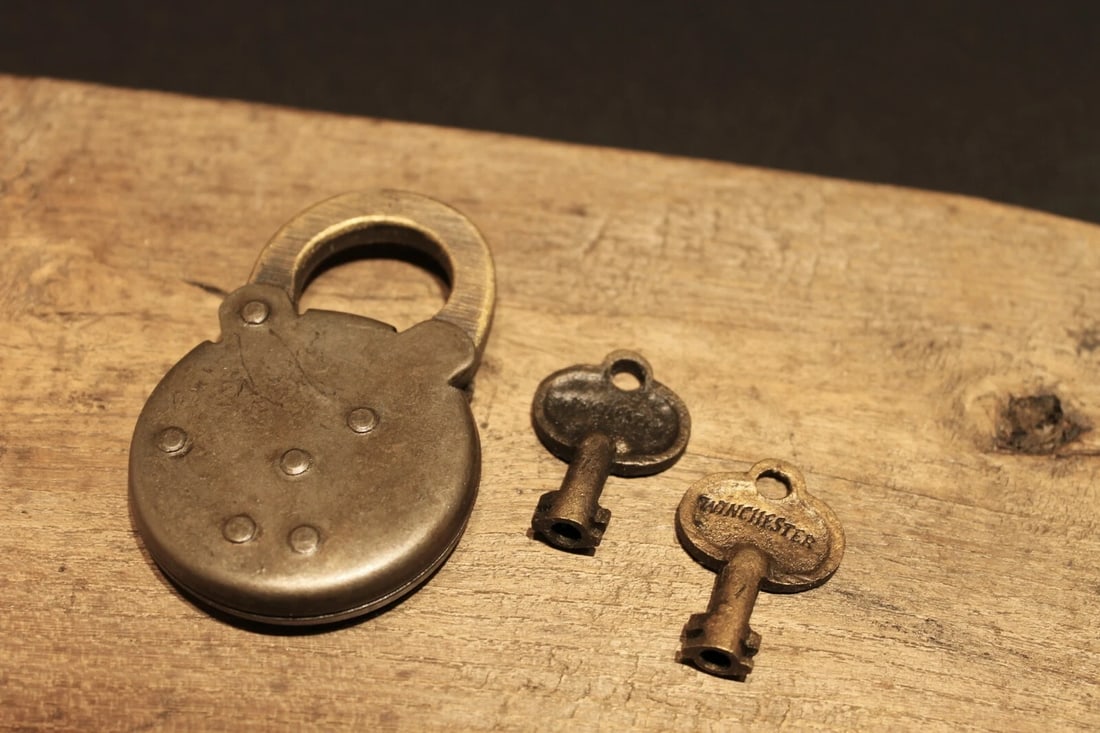 Cast Iron Winchester Firearms Ammo Box Padlock Lock & Key - 8