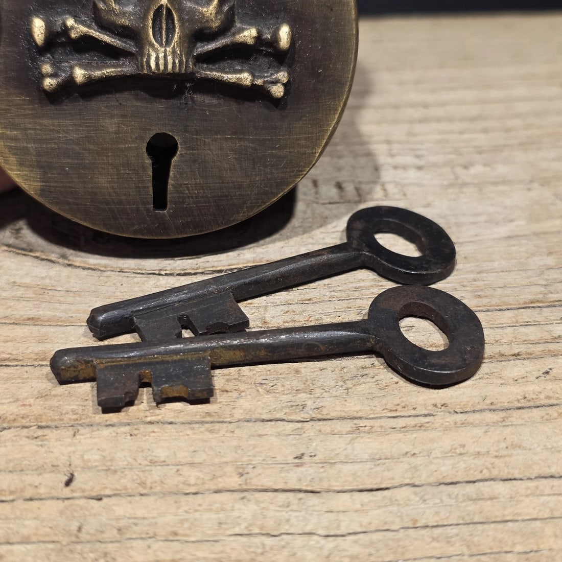 Wrought Iron & Brass Pirate Skull Crossbones Bridge Padlock Lock - 2