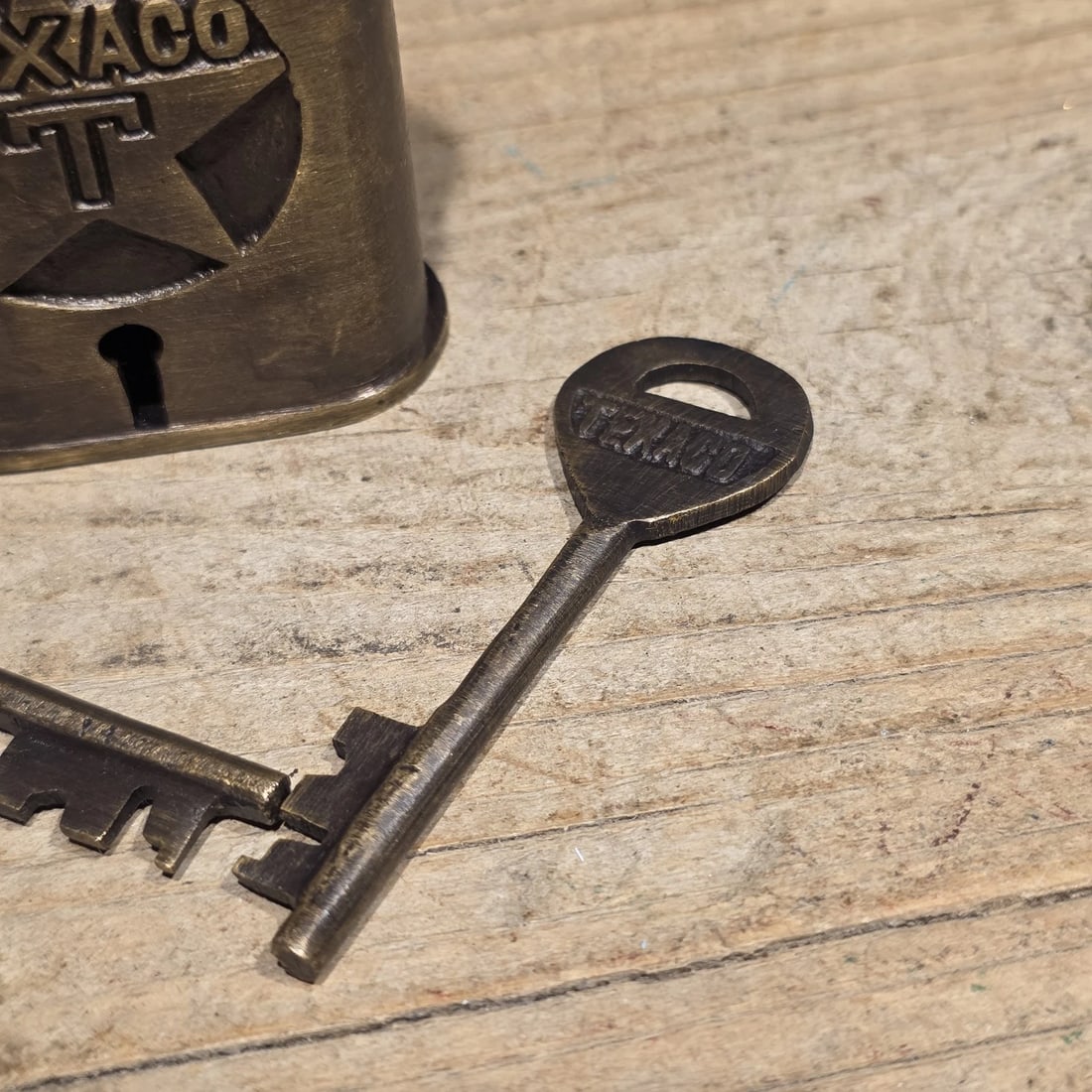 4" Antique Style Brass & Iron Texaco Padlock with Keys Oil Company Lock - 10