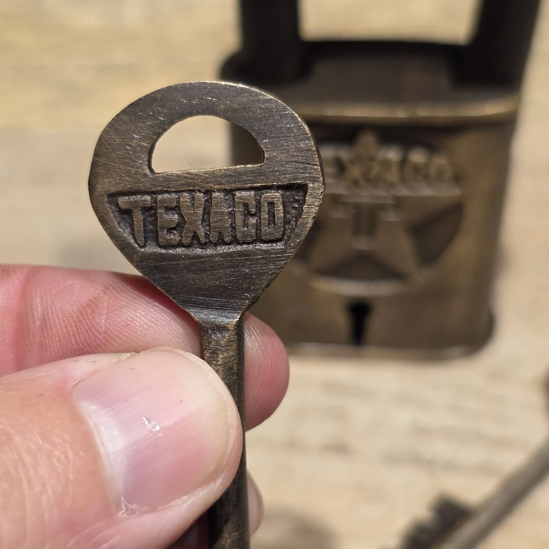 4" Antique Style Brass & Iron Texaco Padlock with Keys Oil Company Lock - 8