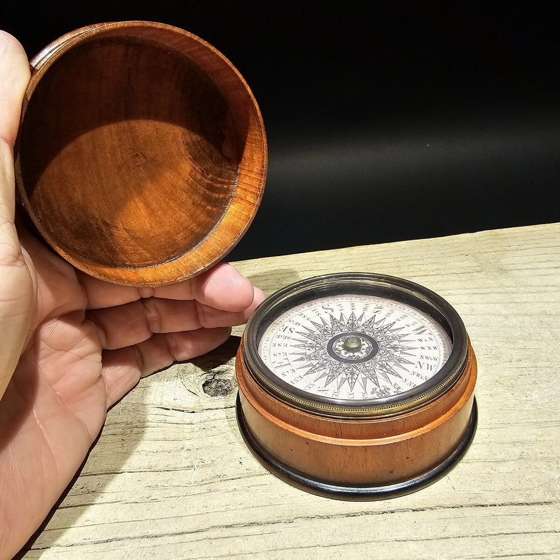Turned Mahagony Wood Compass with Lid - 3