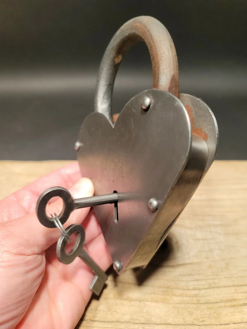 Cast Iron Steel Heart Bridge Padlock Lock & Key - 4