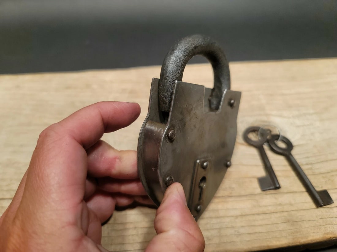 Cast Iron Steel Heart Bridge Padlock Lock & Key - 3