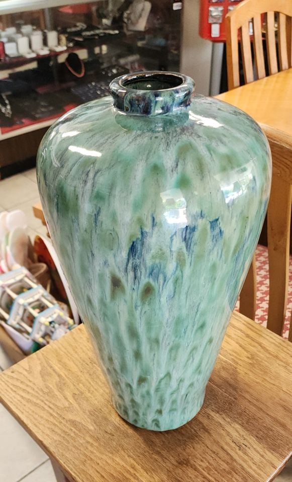 Vintage authentic large Chinese heavy ceramic art vase w/ brilliant glaze: Vintage authentic large Chinese heavy ceramic art vase w/ brilliant glaze Reserve: $150.00 Shipping: Domestic: Shipping rates are determined by destination International: Foreign shipping rates are