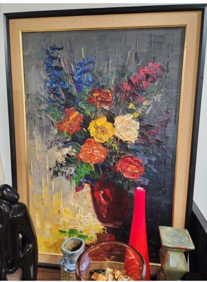 Striking mid-century impasto still life 30"x40" painting. Life-lIke texture/ brilliant color. Signed: This vibrant floral still life painting is representative of the best of mid-century fine art. A collector level piece. Has amazing texture from the impasto pallet knife technique used to create this 