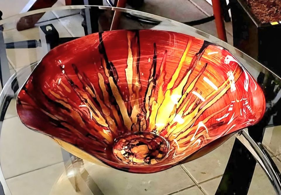 Brilliant modernist vintage art glass centerpiece bowl.: Brilliant modernist vintage art glass centerpiece bowl. Reserve: $50.00 Shipping: Domestic: Shipping rates are determined by destination International: Foreign shipping rates are determined by