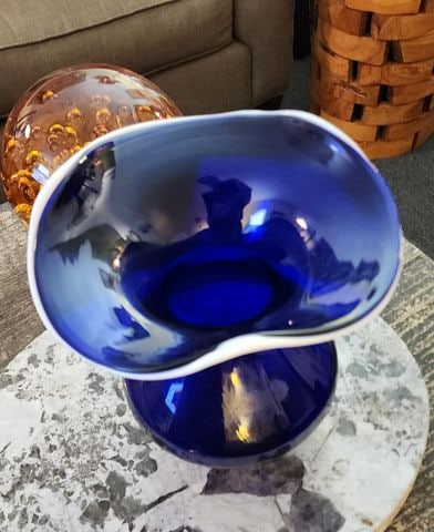 Striking Mid-Century 8.5D x 9H Cobalt Blue Art Glass Sculptural Murano Vase w/ Elegant White Piping - 6