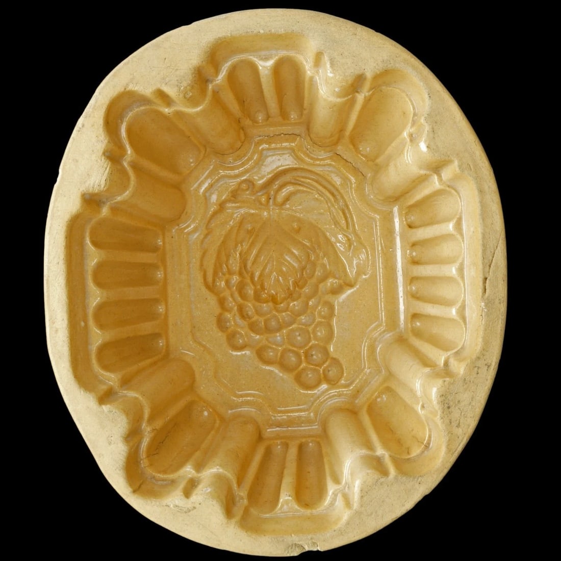 Victorian Food Mold Grape Cluster Circa 1900: Title:Victorian Food Mold Grape Cluster Circa 1900 Size:7 ½ in (19.0 cm) long x 6 ¼ in (15.9 cm) deep x 3 5/8 in (9.2 cm) tall. Description:A heavy ceramic Victorian food mold with a clu
