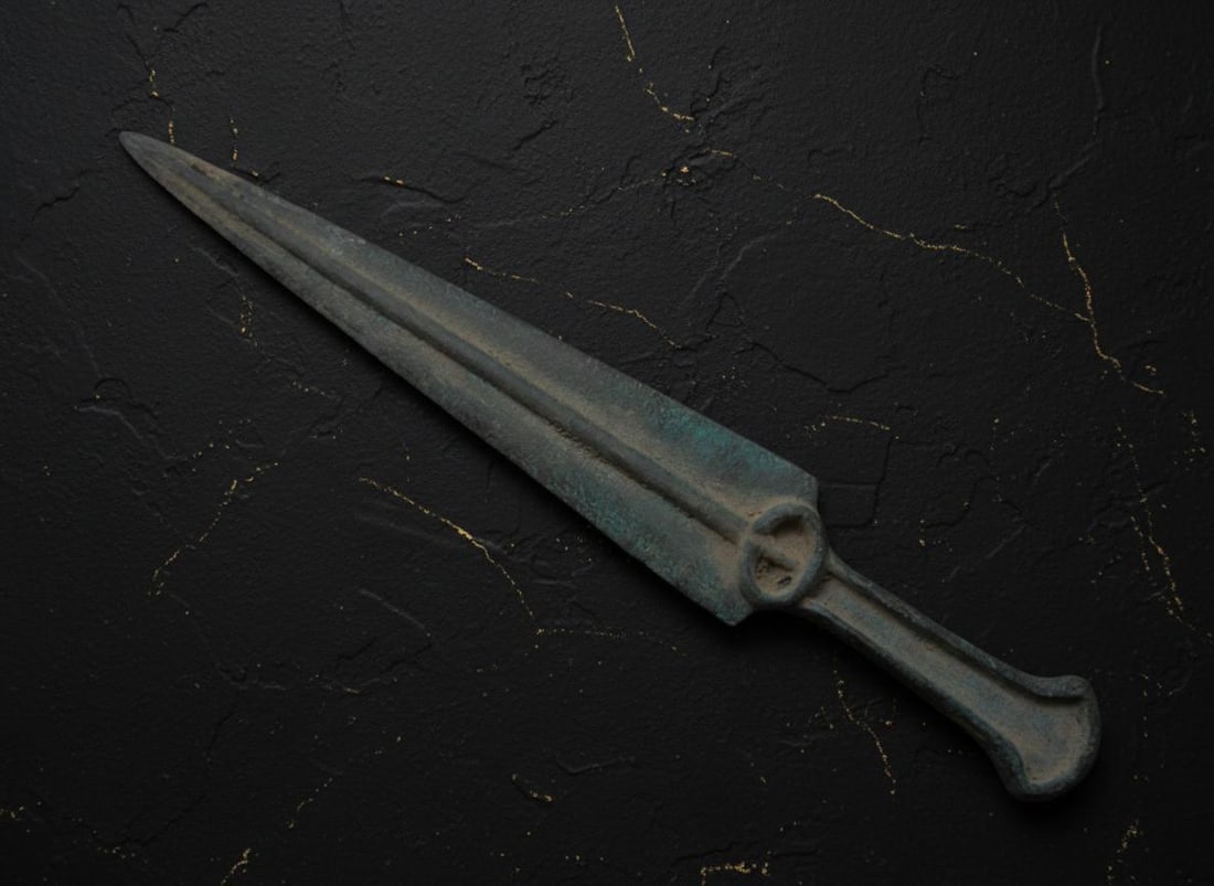Ancient Luristan Bronze Dagger Antique Persian Style Sword Akinak Weapon: Title:Ancient Luristan Bronze Dagger Antique Persian Style Sword Akinak Weapon Description:This remarkable bronze Luristan dagger represents the distinctive metallurgical tradition of ancient Persia, 
