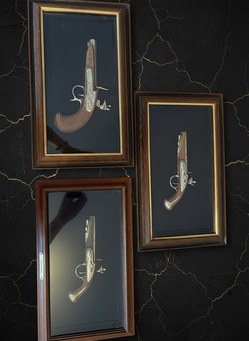 Vintage Wall Decor Set Ornate Pistol Plaque Antique Style USA Made Plastic (1 of 6)