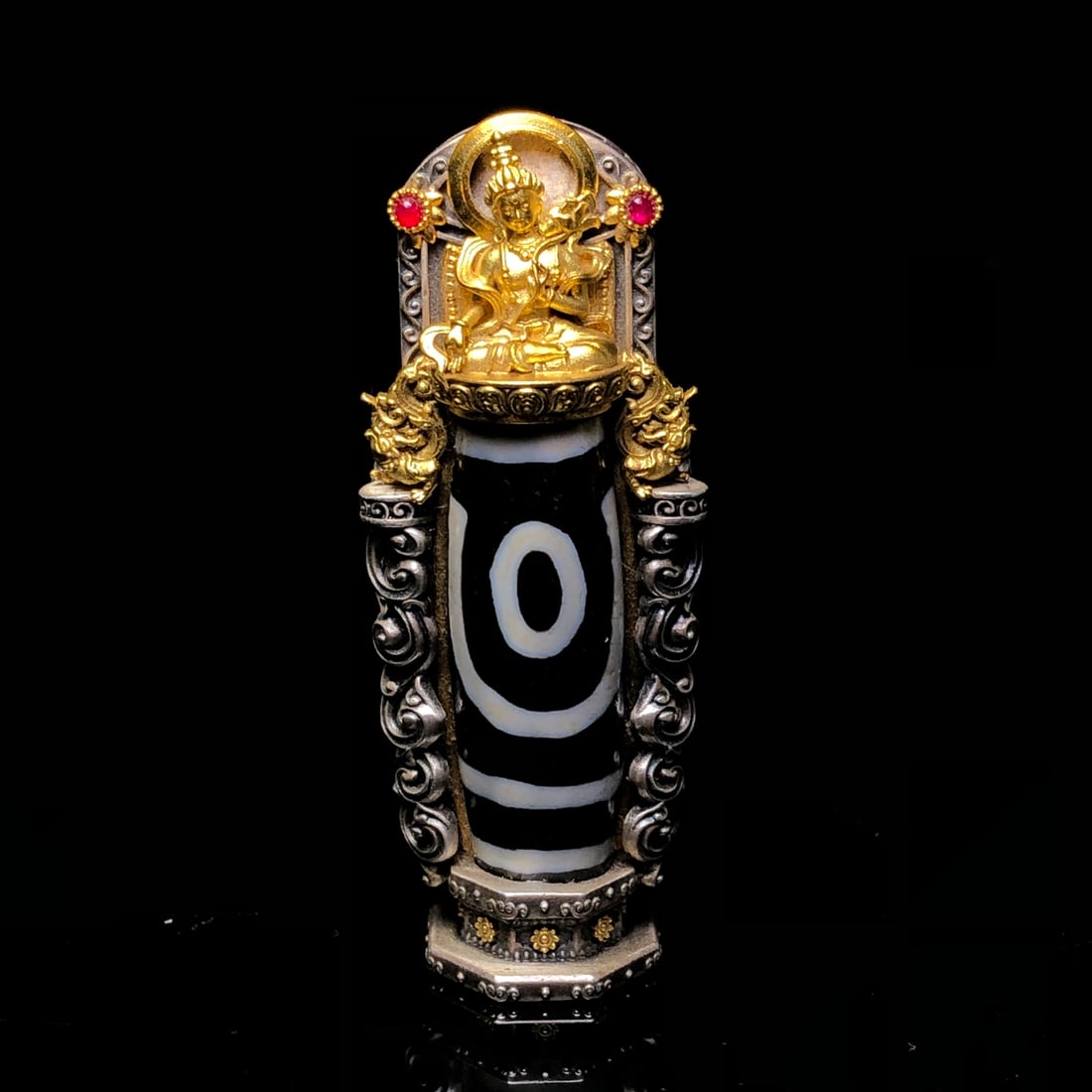 Old Gilt Gold Silver Inlay Two Eyes DZI Agate Pendant: Title: Old Gilt Gold Silver Inlay Two Eyes DZI Agate Pendant Origin: Chinese Date/Period: After1900 Materials: Gilt Gold Silver,DZI Agate Dimensions: 60x24(mm) 2.36x0.94(inches) Weight 0.09 lbs/42.2g