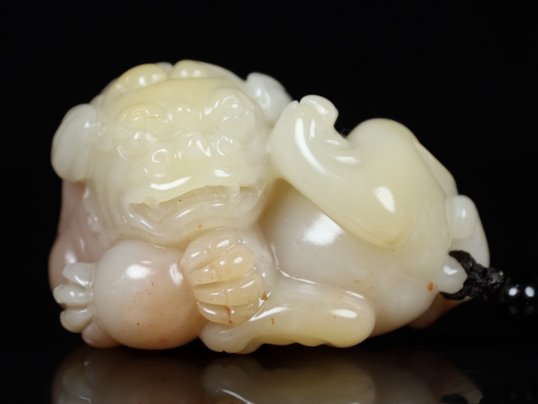 Shoushan Soapstone Hand Carved Lion Pendant: Title: Shoushan Soapstone Hand Carved Lion Pendant Origin: Chinese Date/Period: After2000 Materials: Shoushan Soapstone Dimensions: 80x50x50(mm) 3.15x1.97x1.97(inches) Weight 0.44 lbs/198.6g Reserve: 