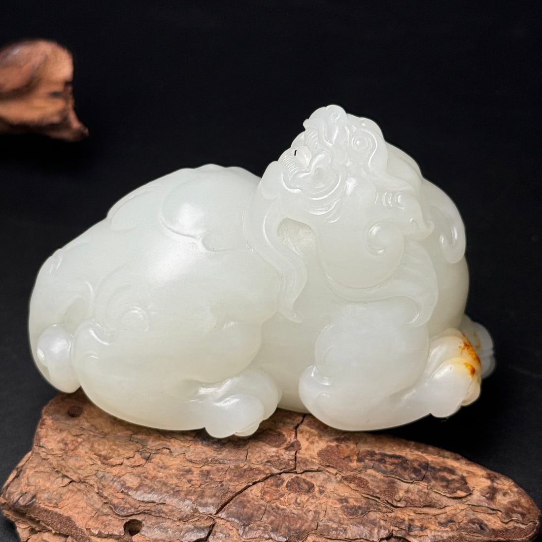 Old Hetian Jade Hand Carved Beast Statue: Title: Old Hetian Jade Hand Carved Beast Statue Origin: Chinese Date/Period: After1900 Materials: Hetian Jade Dimensions: 90x63x44(mm) 3.54x2.48x1.73(inches) Weight 0.67 lbs/305g Reserve: $2,566.00 Sh