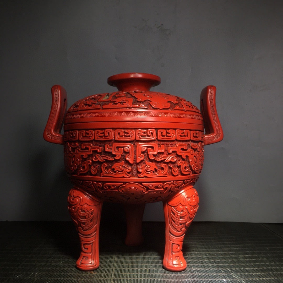 Vintage Red Lacquerware Beast Design Incense Burner: Title: Vintage Red Lacquerware Beast Design Incense Burner Origin: Chinese Date/Period: After1910 Materials: Red Lacquerware Dimensions: 260x250(mm) 10.24x9.84(inches) Weight 3.46 lbs/1570g Reserve: $