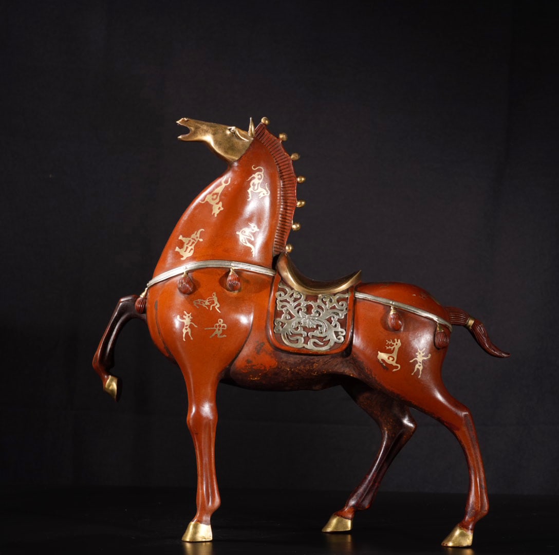 Vintage Gilt Gold Red Copper Horse Statue: Title: Vintage Gilt Gold Red Copper Horse Statue Origin: Chinese Date/Period: After1900 Materials: Gilt Gold Red Copper Dimensions: 290x260(mm) 11.42x10.24(inches) Weight 6.23 lbs/2825g Reserve: $899.
