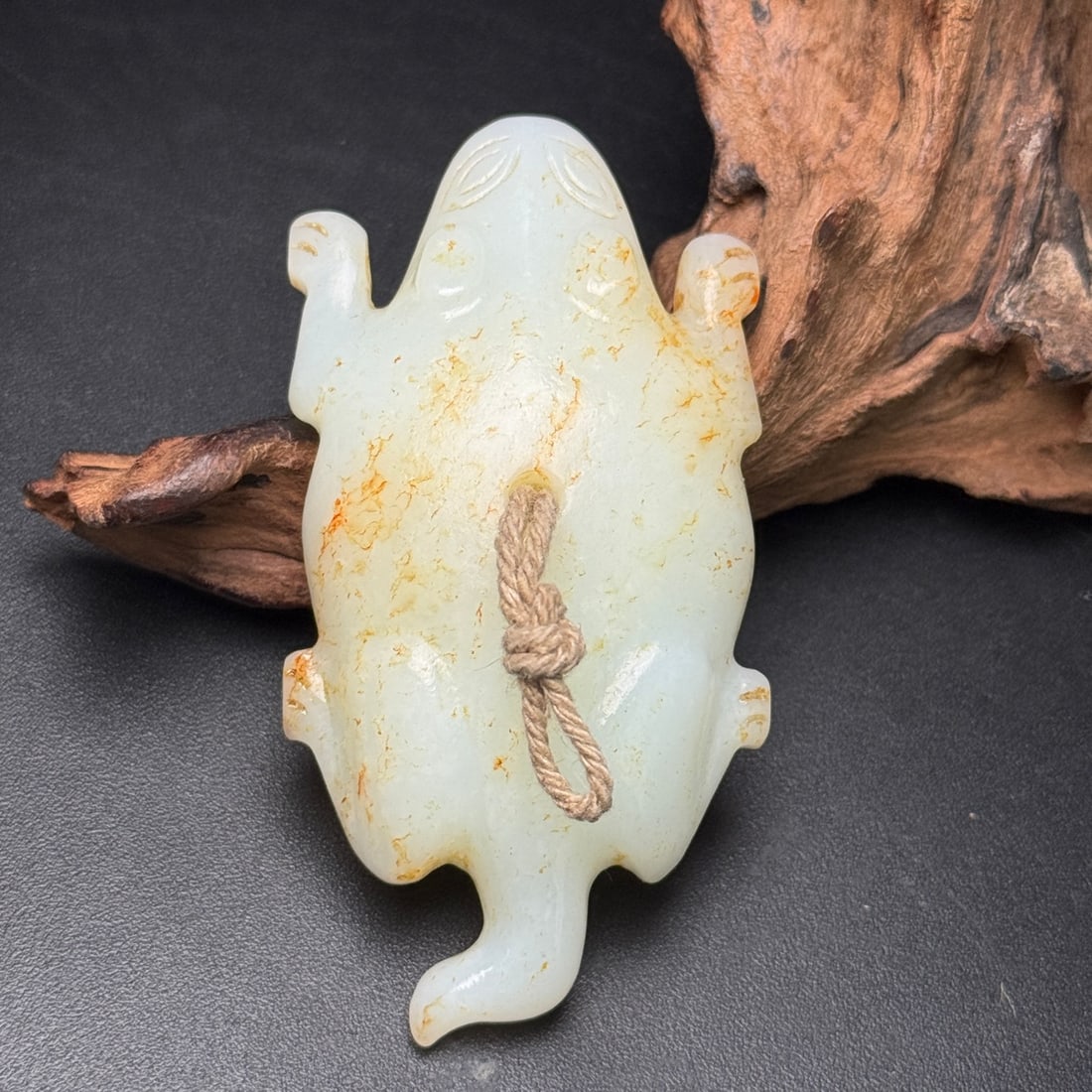 Old Hetian Jade Pendant - Frog: Title: Old Hetian Jade Pendant - Frog Origin: Chinese Date/Period: After1900 Materials: Hetian Jade Dimensions: 82x42x17(mm) 3.23x1.65x0.67(inches) Weight 0.17 lbs/77g Reserve: $299.00 Shipping: