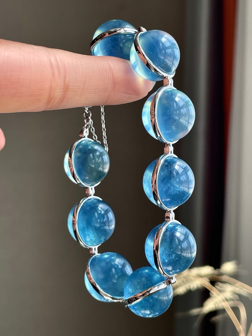 Silver Inlay Natural Aquamarine Bracelet: Title: Silver Inlay Natural Aquamarine Bracelet Origin: Chinese Date/Period: After2000 Materials: Aquamarine Dimensions: 18x18x16(mm) 0.71x0.71x0.63(inches) Weight 0.15 lbs/66.8g Reserve: $1,399.00 Sh