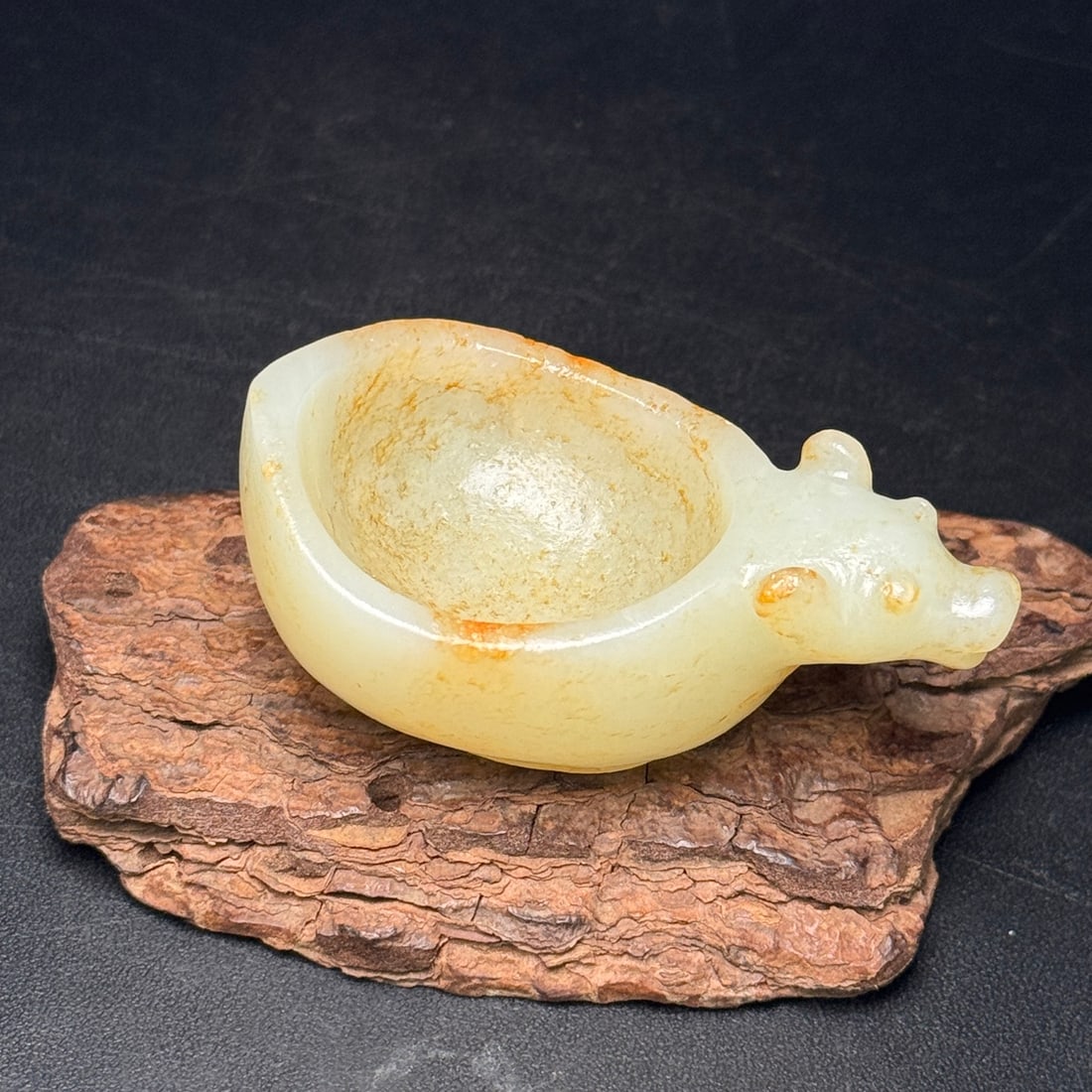 Old Hetian Jade Ox Brush Washer: Title: Old Hetian Jade Ox Brush Washer Origin: Chinese Date/Period: After1900 Materials: Hetian Jade Dimensions: 61x36x22(mm) 2.40x1.42x0.87(inches) Weight 0.11 lbs/50g Reserve: $199.00 Shipping: Dom