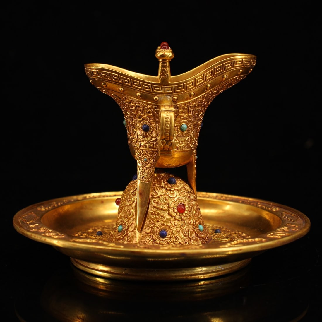 Old Gilt Gold Bronze Inlay Gem Wine Cup: Title: Old Gilt Gold Bronze Inlay Gem Wine Cup Origin: Chinese Date/Period: After1910 Materials: Gilt Gold Bronze Dimensions: 170x180x120(mm) 6.69x7.09x4.72(inches) Weight 1.76 lbs/800g Reserve: