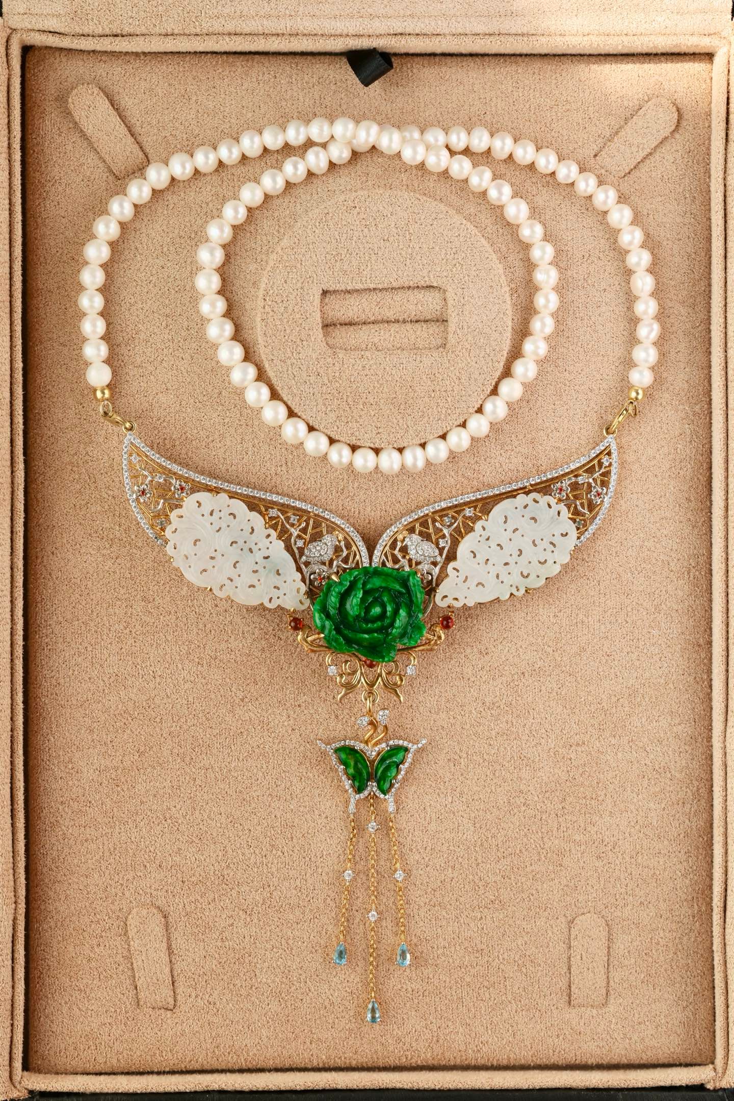 Beautiful Silver Gilt Gold Inlay Jadeite Butterfly Pendant w Pearl Necklace: Title: Beautiful Silver Gilt Gold Inlay Jadeite Butterfly Pendant w Pearl Necklace Origin: Chinese Date/Period: After2026 Materials: Silver Gilt Gold,Jadeite,Pearl Dimensions: 142.7x112.8(mm) 5.62x4.5