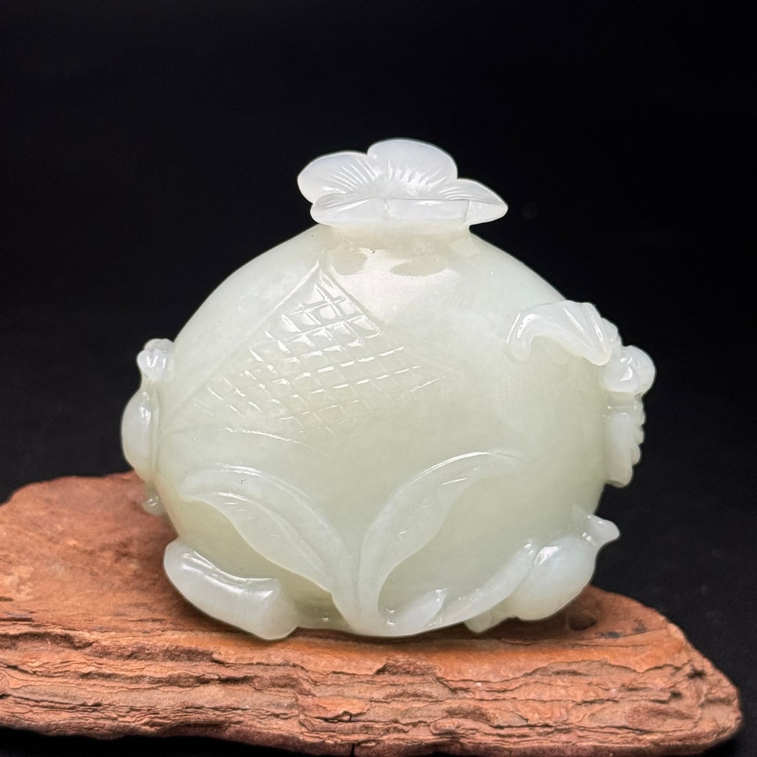 Hetian Jade Hand Carved Pomegranate Small Bottle: Title: Hetian Jade Hand Carved Pomegranate Small Bottle Origin: Chinese Date/Period: After2000 Materials: Hetian Jade Dimensions: 57x53x28(mm) 2.24x2.09x1.10(inches) Weight 0.21 lbs/95g Reserve: