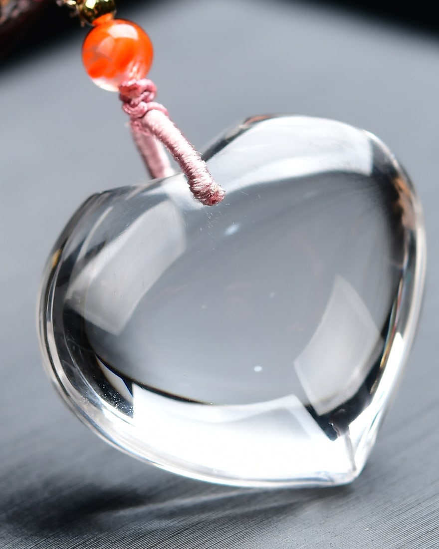 White Crystal Heart-shaped Pendant w Certificate: Title: White Crystal Heart-shaped Pendant w Certificate Origin: Chinese Date/Period: After2020 Materials: White Crystal Dimensions: 27x25x14(mm) 1.06x0.98x0.55(inches) Weight 0.04 lbs/16g Reserve: