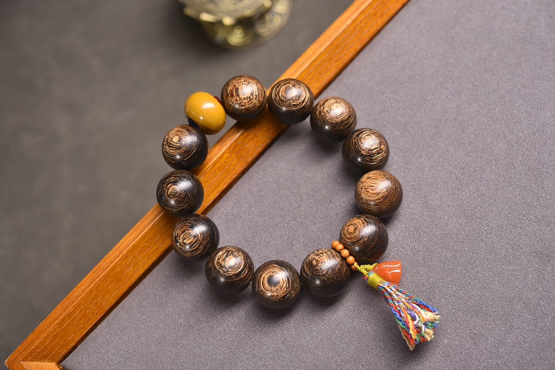20MM Chenxiang Wood Beads Bracelet Bangle: Title: 20MM Chenxiang Wood Beads Bracelet Bangle Origin: Chinese Date/Period: After2000 Materials: Chenxiang Wood Dimensions: 20(mm) 0.79(inches) Weight 0.16 lbs/74.72g Reserve: $149.00 Shipping: Dom