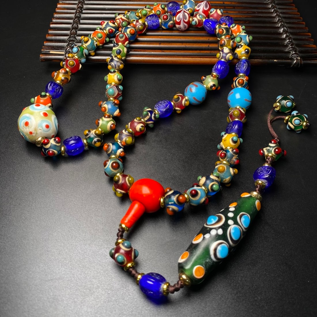 Beautiful Peking Glass Pendant & Necklace: Title: Beautiful Peking Glass Pendant & Necklace Origin: Chinese Date/Period: After1910 Materials: Peking Glass Dimensions: 58x22(mm) 2.28x0.87(inches) Reserve: $99.00 Shipping: Domestic: Shipping