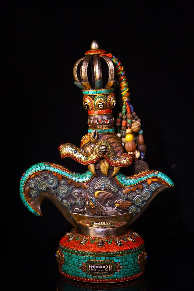 Old Tibetan Iron Inlay Shell,DZI Agate Axe Statue: Title: Old Tibetan Iron Inlay Shell,DZI Agate Axe Statue Origin: Chinese Date/Period: After1880 Materials: Iron,DZI Agate Dimensions: 420x270(mm) 16.54x10.63(inches) Weight 12.61 lbs/5720g Reserve: $1