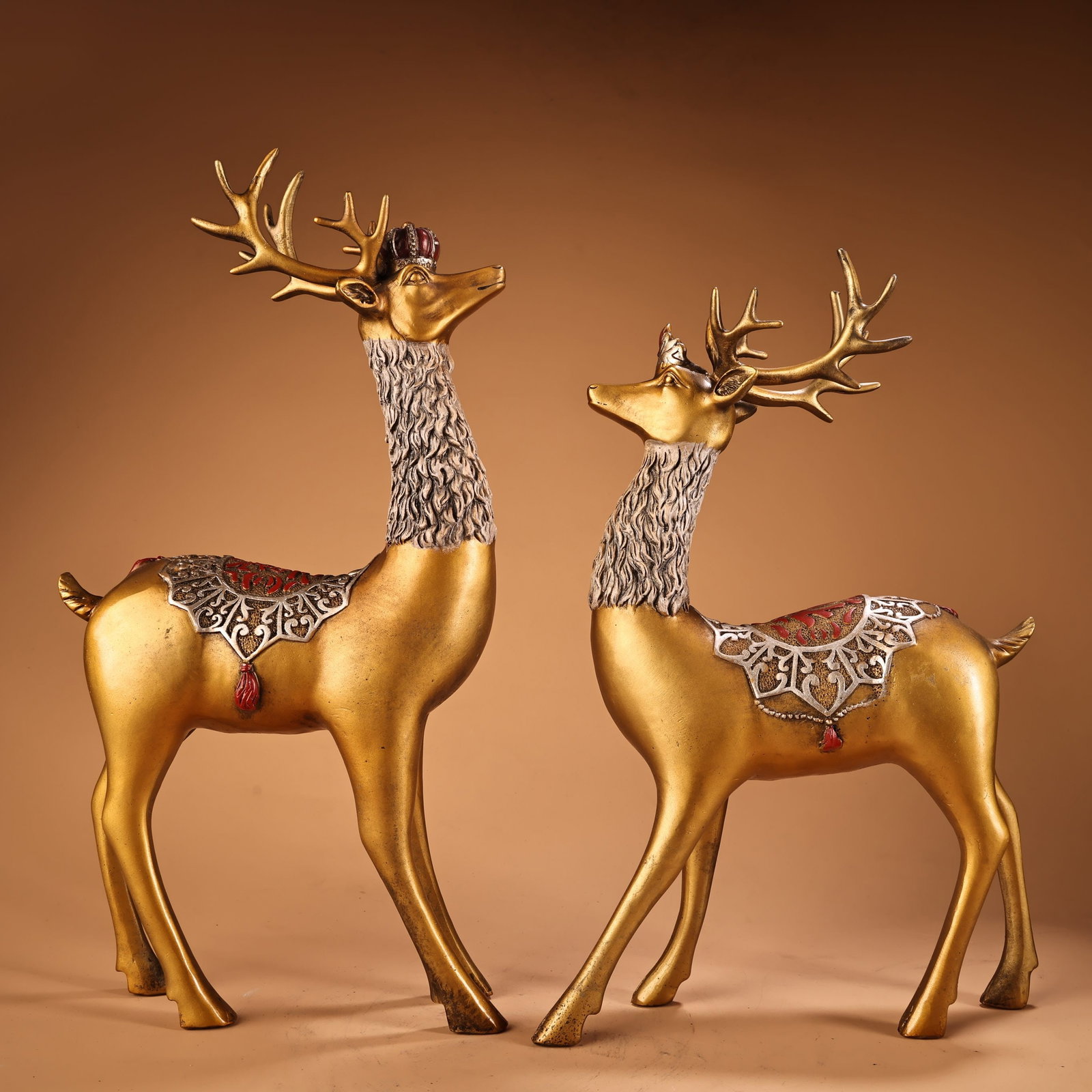 A Pair Gilt Gold Bronze Deer Statue: Title: A Pair Gilt Gold Bronze Deer Statue Origin: Chinese Date/Period: After1880 Materials: Brass Dimensions: 380x210(mm) 14.96x8.27(inches) Weight 9.92 lbs/4500g Reserve: $1,899.00 Shipping: