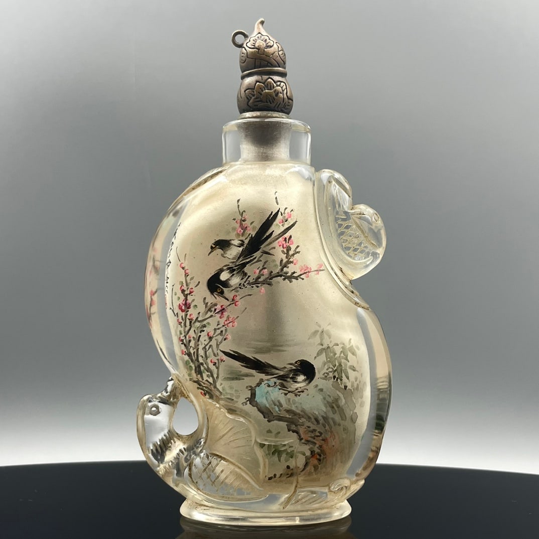 Old Peking Glass Inside Painting Magpie Plum blossom Design Snuff Bottle: Title: Old Peking Glass Inside Painting Magpie Plum blossom Design Snuff Bottle Origin: Chinese Date/Period: After1900 Materials: Peking Glass Dimensions: 104x51x26(mm) 4.09x2.01x1.02(inches) Weight 0
