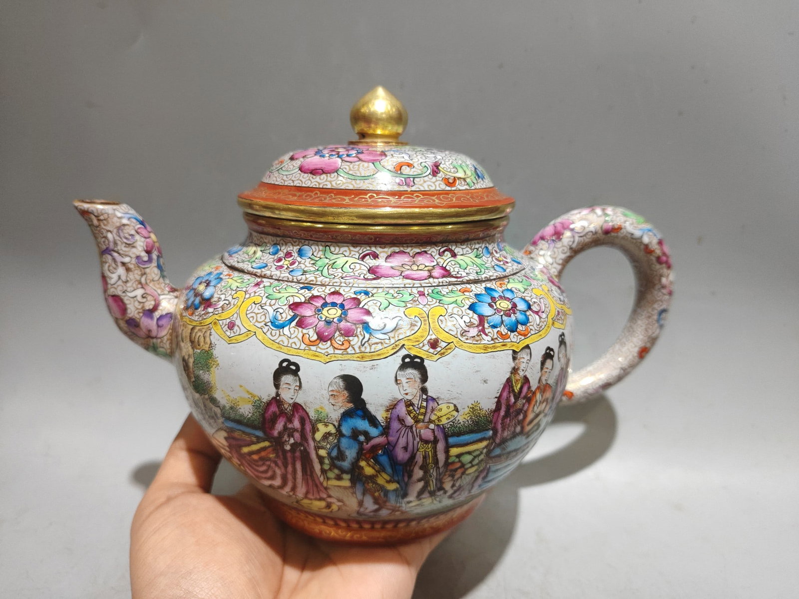 Old Gilt Gold Enamel Cai Yixing Zisha Clay Teapot Arhat: Title: Old Gilt Gold Enamel Cai Yixing Zisha Clay Teapot Arhat Origin: Chinese Date/Period: Materials: Yixing Zisha Dimensions: 240x170(mm) 9.45x6.69(inches) Reserve: $1,300.00 Shipping: Domestic: