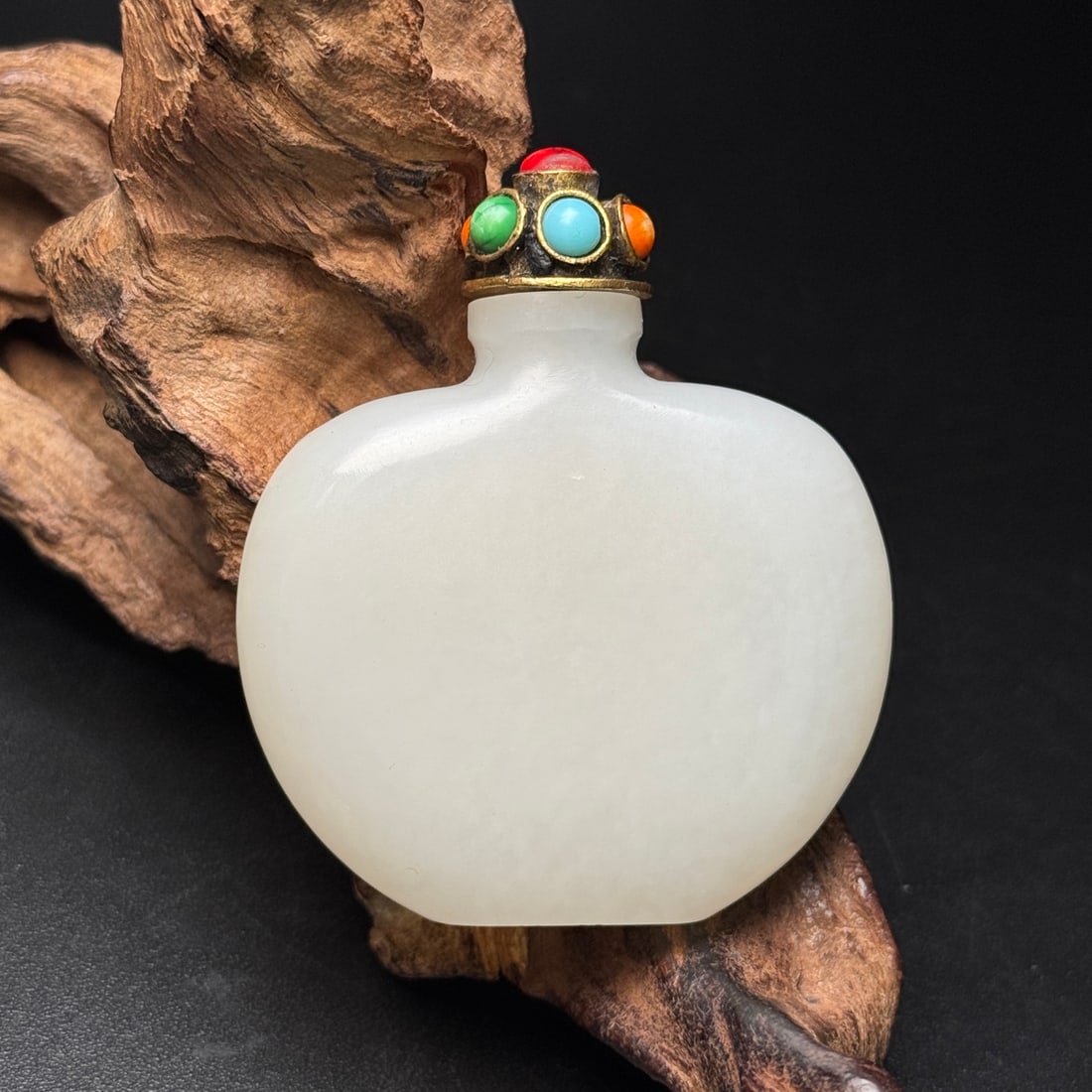 Superb Natural White Hetian Jade Snuff Bottle: Title: Superb Natural White Hetian Jade Snuff Bottle Origin: Chinese Date/Period: After1920 Materials: Hetian Jade Dimensions: 54x63x14(mm) 2.13x2.48x0.55(inches) Weight 0.14 lbs/65g Reserve: $550.00 