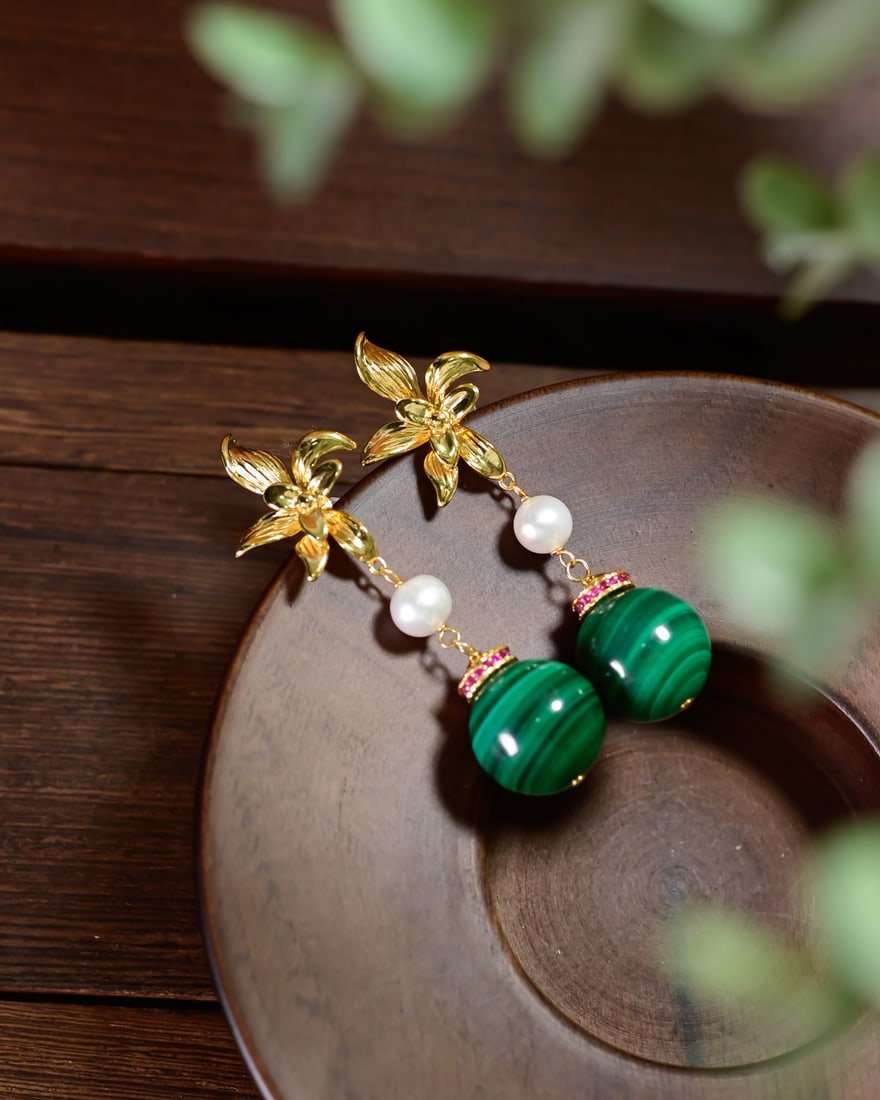 A Pair Silver Inlay Malachite Earrings: Title: A Pair Silver Inlay Malachite Earrings Origin: Chinese Date/Period: After2020 Materials: Silver,Malachite Dimensions: 15.8(mm) 0.62(inches) Length: 60mm Reserve: $199.00 Shipping: Domestic: