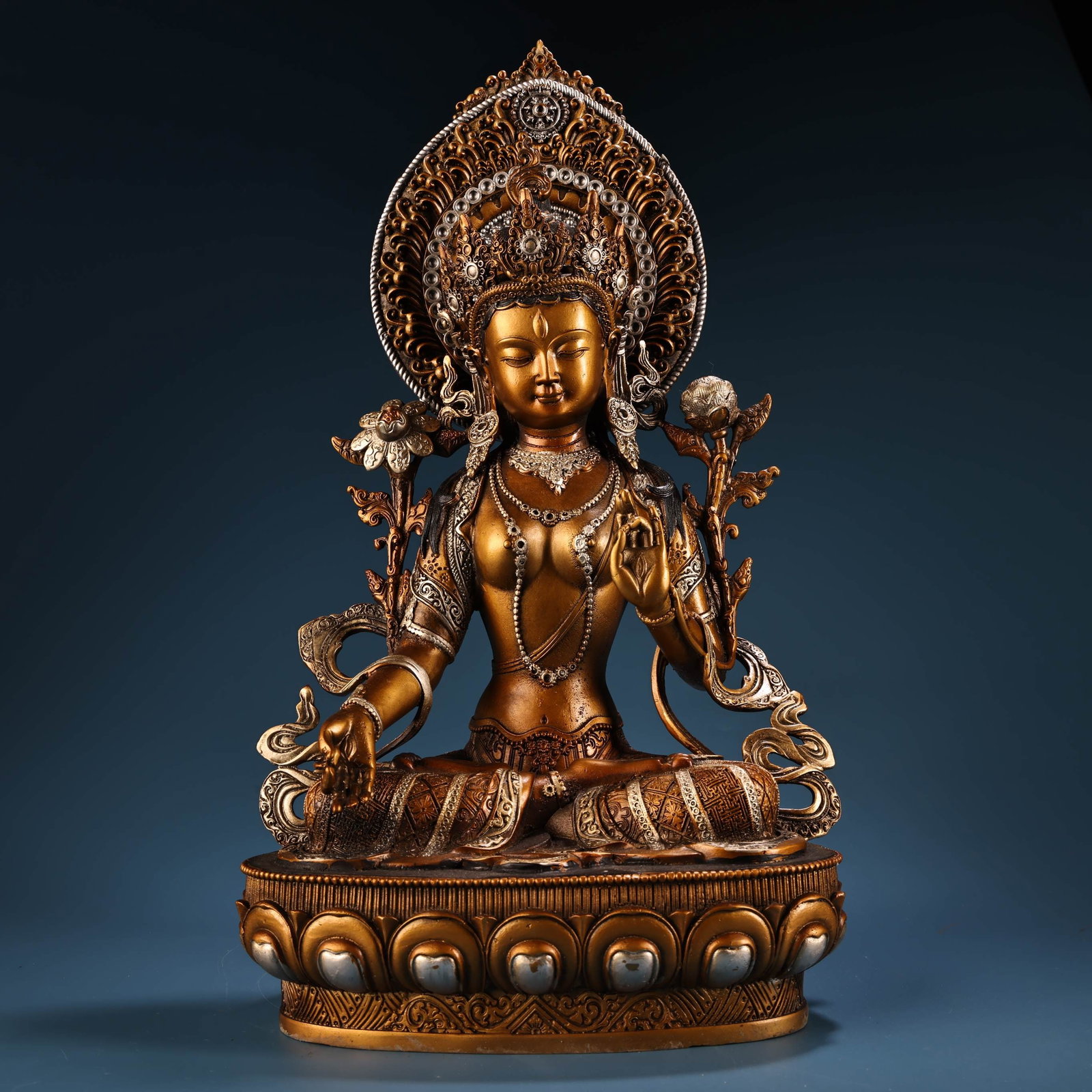 Vintage Gilt Gold Bronze Buddha Statue: Title: Vintage Gilt Gold Bronze Buddha Statue Origin: Chinese Date/Period: After1900 Materials: Gilt Gold Bronze Dimensions: 350x190(mm) 13.78x7.48(inches) Weight 5.74 lbs/2600g Reserve: $699.00 Shipp