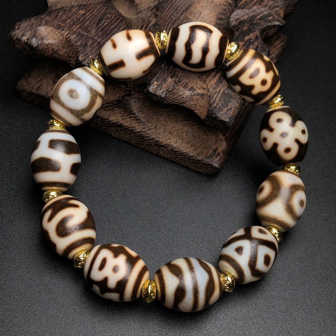 Old Tibetan DZI Agate Hand Chain: Title: Old Tibetan DZI Agate Hand Chain Origin: Chinese Date/Period: After1900 Materials: DZI Agate Dimensions: 15x13(mm) 0.59x0.51(inches) Reserve: $178.00 Shipping: Domestic: Shipping rates are det