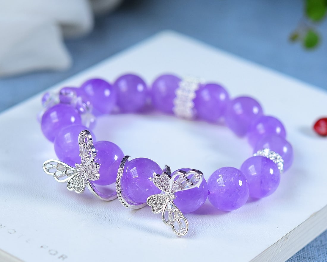 Silver & Amethyst Butterfly Bracelet: Title: Silver & Amethyst Butterfly Bracelet Origin: Chinese Date/Period: After2020 Materials: Silver & Amethyst Dimensions: 12.6(mm) 0.50(inches) Weight 0.14 lbs/65g Reserve: $180.00 Shipping: