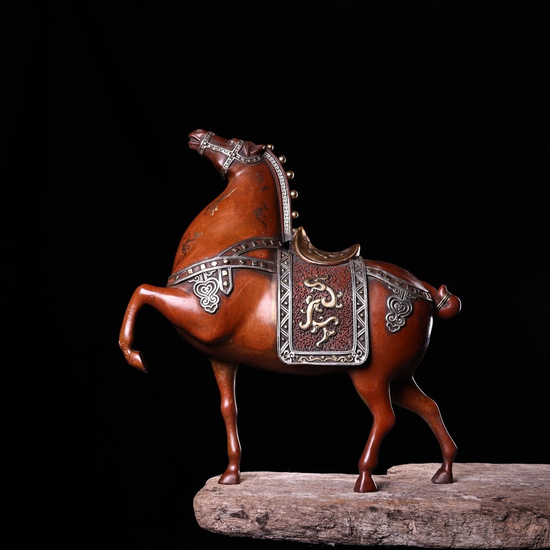 Vintage Red Copper Horse Statue: Title: Vintage Red Copper Horse Statue Origin: Chinese Date/Period: After1900 Materials: Red Copper Dimensions: 310x310(mm) 12.20x12.20(inches) Weight 9.26 lbs/4200g Reserve: $999.00 Shipping: