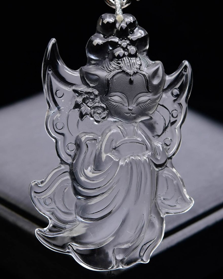 White Crystal Hand Carved Fox Pendant: Title: White Crystal Hand Carved Fox Pendant Origin: Chinese Date/Period: After2020 Materials: Crystal Dimensions: 64x37x11(mm) 2.52x1.46x0.43(inches) Weight 0.14 lbs/64g Reserve: $280.00 Shipping:
