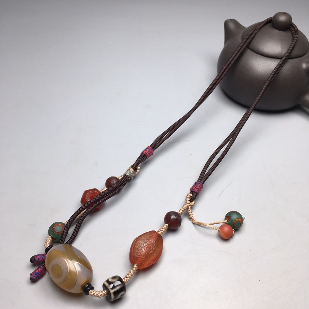 DZI Agate Inlay Silver Wire Hand-Woven Necklace: Title: DZI Agate Inlay Silver Wire Hand-Woven Necklace Origin: Chinese Date/Period: After1910 Materials: DZI Agate,Silver Wire Dimensions: 26.9x19.1(mm) 1.06x0.75(inches) Reserve: $99.00 Shipping: