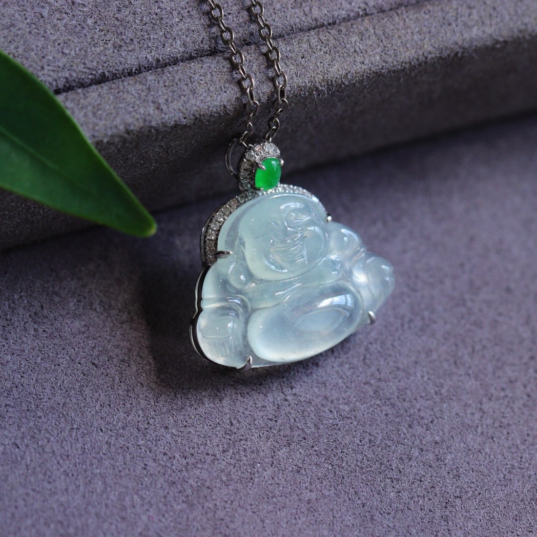 18K Gold Inlay Jadeite Buddha Pendant: Title: 18K Gold Inlay Jadeite Buddha Pendant Origin: Chinese Date/Period: After2020 Materials: 18K Gold,Jadeite Dimensions: 23.2x21.5x6.5(mm) 0.91x0.85x0.26(inches) Reserve: $499.00 Shipping: