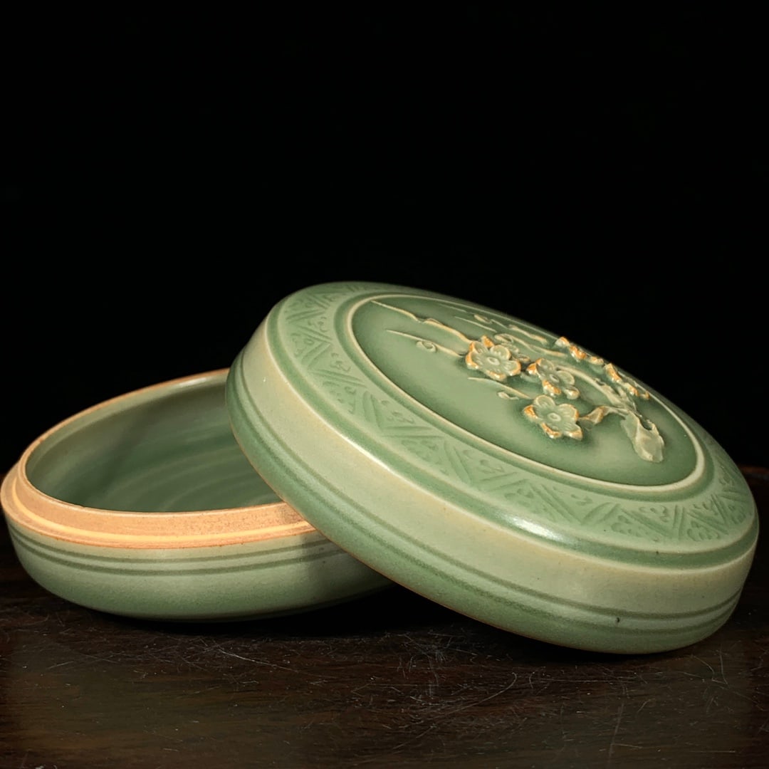 Longquan Kiln Plum blossom Porcelain Box: Title: Longquan Kiln Plum blossom Porcelain Box Origin: Chinese Date/Period: After1910 Materials: Porcelain Dimensions: 115x55(mm) 4.53x2.17(inches) Reserve: $360.00 Shipping: Domestic: Shipping rate